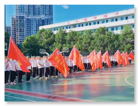 “株軌驕子，鏗鏘追夢-我們?yōu)榱烁淖兌鴣?！?022級新生創(chuàng)變營開營儀式